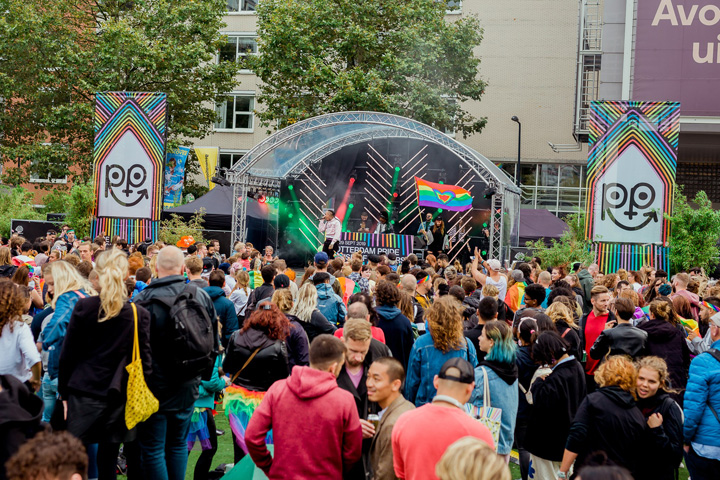 Straatfeest tijdens de Rotterdam Pride